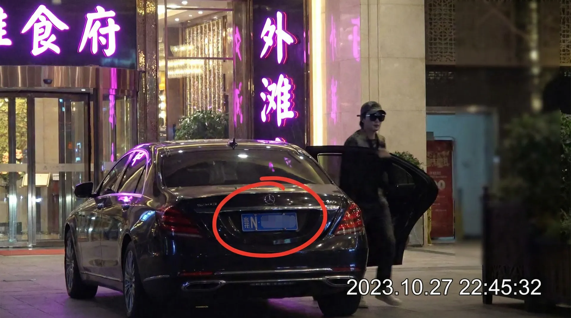 小视频 - 热门视频与首页内容汇总 - 豪车餐厅外偷拍